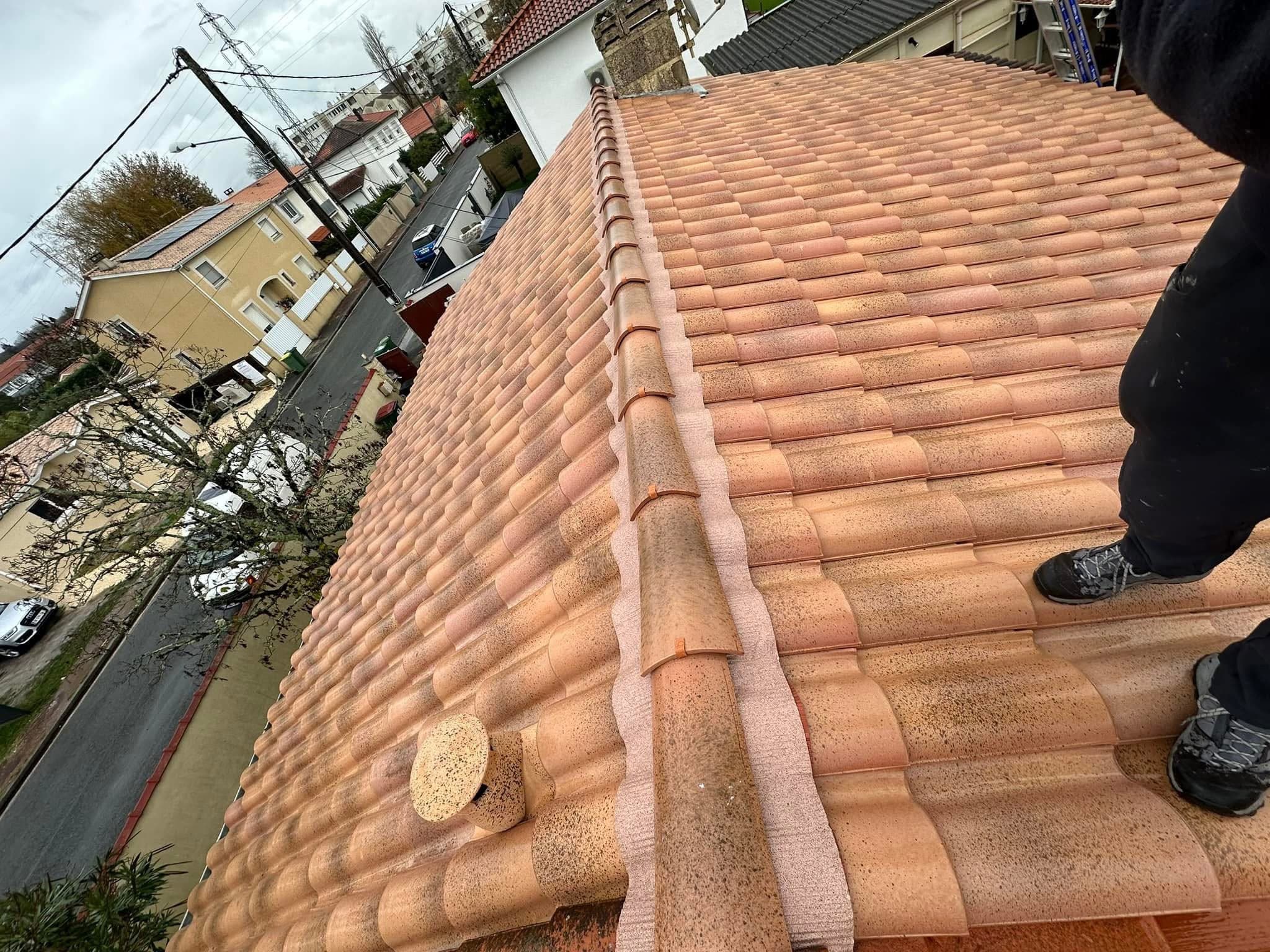Faîtage et sous-rives rénovés sur toiture en tuiles - Eysines